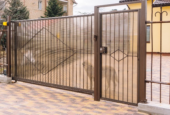 Купить ворота из профлиста с элементами ковки, с металлическими столбами в рамке или под дерево в Миассе от 156705 руб